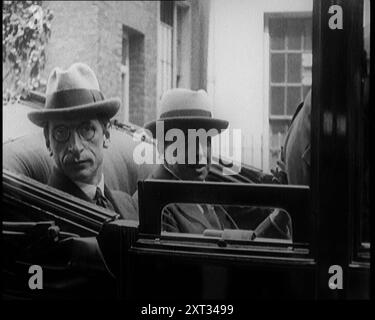 Il presidente della Repubblica irlandese Eamon De Valera salì in automobile con un uomo britannico a Downing Street, Londra, 1921. Da "Time to Remember - The Time When Little Happened", 1921 (Reel 4); eventi del 1921 - trattato irlandese, acrobazie pazze e giornali al lavoro. Foto Stock