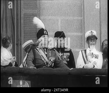 Benito Mussolini rivedendo le truppe da un balcone. Il naso di Mussolini è ferito da un tentato assassinio, 1926. Da "Time to Remember 1926 - Short Sharp Shower" ( Reel 2); documentario sul 1926 - General Strike, politica internazionale, danza, meteo e imprese da record. Foto Stock