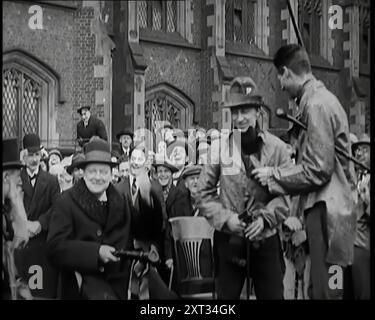 Winston Churchill, Cancelliere dello Scacchiere, è stato presentato con un cappello irlandese davanti a una grande folla, 1926. Da "Time to Remember 1926 - Short Sharp Shower" ( Reel 2); documentario sul 1926 - General Strike, politica internazionale, danza, meteo e imprese da record. Foto Stock