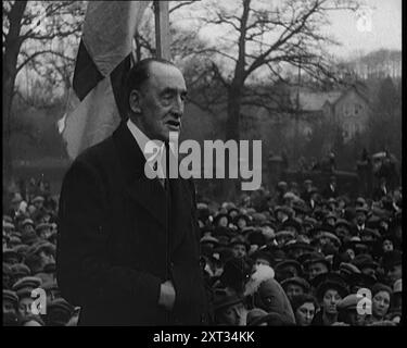 Edward Carson, barone Carson, un politico unionista irlandese, che parla a una folla, 1921. Da "Time to Remember - The Time When Little Happened", 1921 (Reel 2); eventi del 1921 - trattato irlandese, acrobazie pazze e giornali al lavoro. Foto Stock