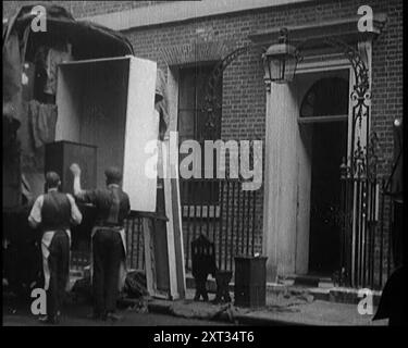 Due civili maschi caricano mobili in un furgone fuori 10 Downing Street, 1924. Da "Time to Remember - A Trip to Europe", 1924 (Reel 2); uno sguardo alla vita politica e sociale in Europa e oltre nel 1924. Foto Stock