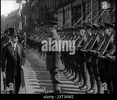 Lord luogotenente d'Irlanda Edmund FitzAlan Howard, i visconte FitzAlan di Derwent, ispezionando una schiera di soldati irlandesi a Belfast, Regno Unito, 1921. Da "Time to Remember - The Time When Little Happened", 1921 (Reel 2); eventi del 1921 - trattato irlandese, acrobazie pazze e giornali al lavoro. Foto Stock