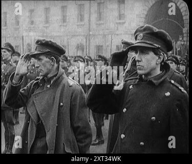 Soldati irlandesi che saltano a Dublino, 1922. "Dopo anni di spargimento di sangue, fu firmato un trattato, e a Dublino, una nuova bandiera sostituì la bandiera dell'Unione. L'Irlanda, salvo le sei contee dell'Ulster, era diventata lo Stato libero d'Irlanda... lo Stato libero formò immediatamente il proprio esercito... migliaia si precipitarono ad arruolarsi. Era patriottico, ed era un lavoro. From "Time to Remember - sitting Still and Going Slowly", 1922 (Reel 1); rassegna degli eventi del 1922 tra cui i problemi irlandesi, la guerra tra Grecia e Turchia e gli sviluppi nel settore dell'aviazione e della radio. Foto Stock