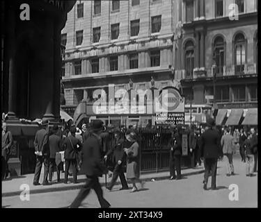 Esterni di edifici e stazione della metropolitana di Londra, 1931. Stazione della banca a Poultry, City of London. Dietro c'è la sede centrale della Midland Bank, progettata da Edwin Lutyens. Da Time to Remember - A New era, 1931 (Reel 2); documentario sul mondo nei primi anni '1930 Foto Stock