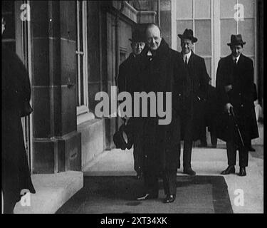 Il Segretario di Stato britannico per le colonie Winston Churchill uscendo da un edificio, 1921. Da "Time to Remember - The Time When Little Happened", 1921 (Reel 2); eventi del 1921 - trattato irlandese, acrobazie pazze e giornali al lavoro. Foto Stock