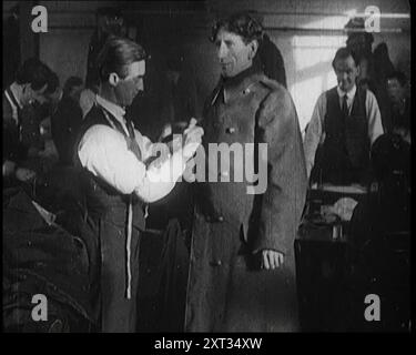 Le nuove reclute irlandesi sono dotate di uniforme, 1922. "Dopo anni di spargimento di sangue, fu firmato un trattato, e a Dublino, una nuova bandiera sostituì la bandiera dell'Unione. L'Irlanda, salvo le sei contee dell'Ulster, era diventata lo Stato libero d'Irlanda... lo Stato libero formò immediatamente il proprio esercito... migliaia si precipitarono ad arruolarsi. Era patriottico, ed era un lavoro... l'entusiasmo compensava la mancanza iniziale di attrezzature. Ed era un po' ironico che questi primi soldati di un'Irlanda libera indossassero il cachi britannico, tinti di verde. L'Irlanda del Sud era libera, e l'Irlanda si rallegrava”. Da "tempo per ricordare - seduto fermo e.. Foto Stock