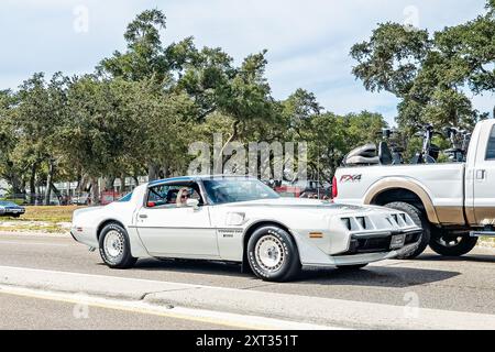 Gulfport, MS - 7 ottobre 2023: Vista ad angolo anteriore grandangolare di una Pontiac Firebird Turbo Trans AM 1980 in una mostra di auto locale. Foto Stock