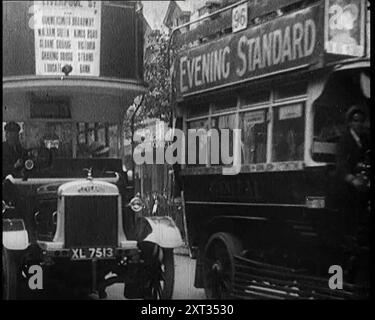 Autobus che passano a Londra, 1922. From "Time to Remember - sitting Still and Going Slowly", 1922 (Reel 1); rassegna degli eventi del 1922 tra cui i problemi irlandesi, la guerra tra Grecia e Turchia e gli sviluppi nel settore dell'aviazione e della radio. Foto Stock