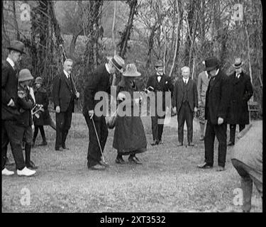 British People Playing Golf in the French Third Republic, 1922. From "Time to Remember - sitting Still and Going Slowly", 1922 (Reel 1); rassegna degli eventi del 1922 tra cui i problemi irlandesi, la guerra tra Grecia e Turchia e gli sviluppi nel settore dell'aviazione e della radio. Foto Stock