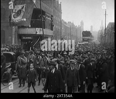 Winston Churchill, Cancelliere dello Scacchiere, viene portato attraverso strade piene di folla sul retro di un Horse Drawn Cart, 1926. Da "Time to Remember 1926 - Short Sharp Shower" ( Reel 2); documentario sul 1926 - General Strike, politica internazionale, danza, meteo e imprese da record. Foto Stock