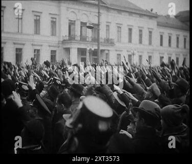 Folla che dà saluti nazisti a una dimostrazione nazista, 1933. Da "Time to Remember - The Time of the Monster", 1933 (Reel 4); un documentario sugli eventi del 1933, Rise of Roosevelt e Hitler. Foto Stock