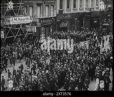 Folle di civili tedeschi che manifestano contro la povertà e la disoccupazione nella Repubblica tedesca, 1922. La Germania era fame, e banconote di un milione di marchi che non potevano nemmeno comprare un francobollo. La Germania era arrabbiata con gli oratori, i disordini e i camion della polizia”. From "Time to Remember - sitting Still and Going Slowly", 1922 (Reel 1); rassegna degli eventi del 1922 tra cui i problemi irlandesi, la guerra tra Grecia e Turchia e gli sviluppi nel settore dell'aviazione e della radio. Foto Stock