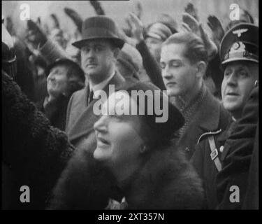 Crowd Gathering in a Nazi Demonstration, 1933. Da "Time to Remember - The Time of the Monster", 1933 (Reel 4); un documentario sugli eventi del 1933, Rise of Roosevelt e Hitler. Foto Stock