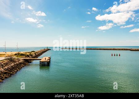 Vista minimalista del porticciolo con piccolo molo a Vilamoura, Quarteira, Algarve, Portogallo Foto Stock