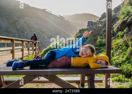 Due fratelli piccoli che si divertono a passeggiare tra le montagne, Alferce, Algarve, Portogallo Foto Stock