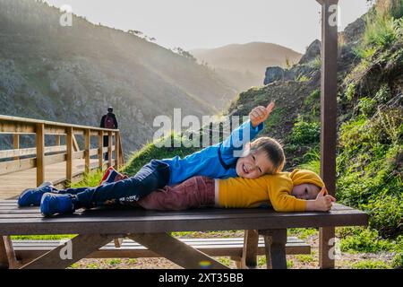 Due fratelli piccoli che si divertono a passeggiare tra le montagne, Alferce, Algarve, Portogallo Foto Stock
