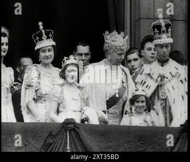 La famiglia reale britannica in piedi su un balcone, 1937. From Time to Remember - The Powers That Were, 1930s (Reel 1); un documentario su varie figure importanti degli anni '1930 Foto Stock