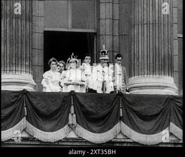 La famiglia reale britannica in piedi su un balcone, 1937. From Time to Remember - The Powers That Were, 1930s (Reel 1); un documentario su varie figure importanti degli anni '1930 Foto Stock