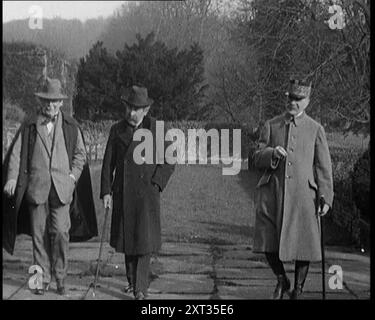 Il primo ministro britannico David Lloyd George, il primo ministro francese Aristide Briand e il maresciallo Ferdinand Foch camminando insieme fuori, 1921. Da "Time to Remember - The Time When Little Happened", 1921 (Reel 1); eventi del 1921 - trattato irlandese, acrobazie pazze e giornali al lavoro. Foto Stock