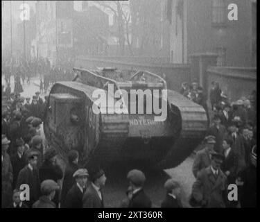 Un carro armato che rompe la folla di manifestanti a Dublino, 1920. Fuori dalla prigione Mountjoy di Dublino, con così tanti amici, folle arrabbiate hanno mostrato lo spirito della loro città con dimostrazioni che solo le armature pesanti potevano rompersi. Ma questo spirito potrebbe davvero essere rotto? Chiunque sia stato arrestato, c'era sempre qualcuno fresco che tenesse la bandiera dell'indipendenza irlandese. Sempre qualcuno che indossa il verde. Da "Time to Remember - The Plunge into Peace", 1920 (Reel 4); eventi del 1920 - matrimoni, diritti delle donne, disordini industriali e problemi in Irlanda Foto Stock