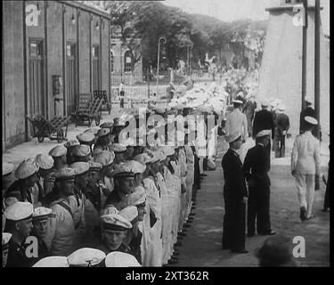 L'equipaggio maschile della Marina tedesca si schierò davanti a un edificio a Montevideo, 1939. Da "Time to Remember - The Reluctant Warriors", 1939 ( Reel 4); documentario sugli eventi del 1939 - i preparativi per la guerra e poi scoppiano le ostilità. Foto Stock