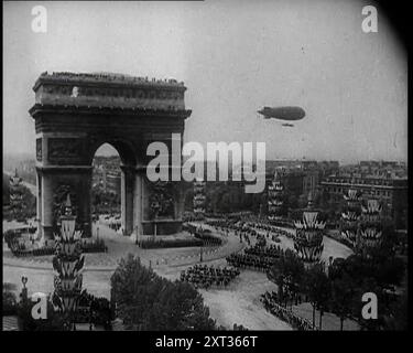 Un dirigibile nei cieli sopra Parigi vicino all'Arco di Trionfo durante la visita di Stato reale di Re Giorgio vi e della Regina Elisabetta di Gran Bretagna in Francia con la loro Parata che si spostò intorno a Place de l'Etoile, 1938. Da "Time to Remember - Wind Up Week", 1938 (Reel 2); documentario sul 1938 - le persone diventano consapevoli della crescente minaccia della guerra. Foto Stock