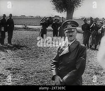 Adolf Hitler che ispeziona le truppe tedesche, 1941 anni. Seconda guerra mondiale. L'operazione Barbarossa fu l'invasione dell'Unione Sovietica da parte della Germania nazista. '...il metodo Hitler stava mostrando enormi risultati. Lungo tutto il fronte, potenti cunei corazzati erano stati spinti nelle masse dell'Armata Rossa... durante questi primi weeks...it sembrava che la sconfitta dell'Unione Sovietica fosse sicura e molto vicina... "tutto quello che dobbiamo fare", Hitler aveva detto, "è un calcio nella porta e l'intero edificio marcio si schianterà"...per l'invasore, vittoria dopo vittoria...il 3 ottobre, quindici settimane dopo il lancio Foto Stock