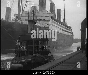 Un tugboat che porta un Atlantic Liner in un porto, negli anni '1920 Da "Time to Remember - Fast and far in the Twenties", 1927 (Reel 1); uno sguardo all'ossessione per la velocità e il viaggio alla fine degli anni '1920 Foto Stock