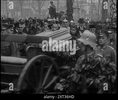 Soldati e civili tedeschi nella processione funebre di Stato di Manfred Albrecht Freiherr von Richthofen, noto anche come German Air Ace, 1925. Originariamente sepolto in Francia dove fu ucciso in azione nel 1918, il corpo di von Richthofen fu trasferito in Germania nel 1925 e resepolto nel cimitero Invalidenfriedhof di Berlino. Da "Time to Remember - Fast and far in the Twenties", 1927 (Reel 2 - record B); uno sguardo all'ossessione per la velocità e il viaggio alla fine degli anni '1920 Foto Stock