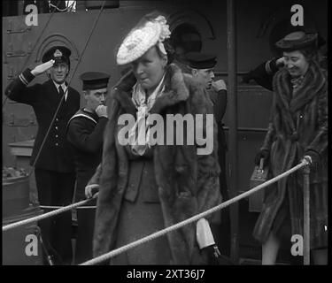 Regina Guglielmina e Principessa Giuliana camminano a riva a dover, 1940. Seconda guerra mondiale. "Così la Casa d'Orange [cioè la famiglia reale olandese] fu trasferita dai Paesi Bassi al paese [cioè la Gran Bretagna] che il vecchio ammiraglio olandese Van Trump una volta sperava di conquistare. E con i suoi documenti ufficiali andarono la sua carne e il suo sangue: La regina Guglielmina, la principessa Giuliana e il principe Bernardo'. Da "Time to Remember - Run Rabbit Run", 1940 ( Reel 2); film documentario sugli eventi dei primi mesi del 1940. Foto Stock