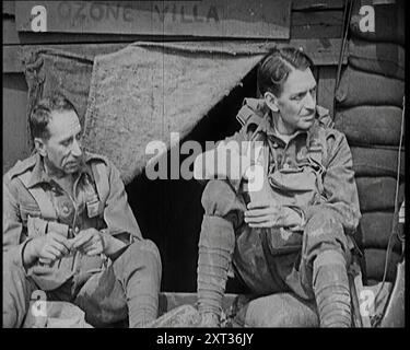 Scena dal cortometraggio Silent Feature Film "Poppies of Flanders". Due attori maschili che ritraggono soldati nelle trincee degli anni '1920 "Per riscattarsi, [l'eroe] prende la nave per l'Europa, e presto!, è all'altezza dei suoi occhi nel fango delle Fiandre. Lì solo un privato, impara qualcosa dei cuori, delle difficoltà e della compagnia di guerra come sperimentato dai combattenti. Il dramma britannico Poppies of Flanders (1927) è stato diretto da Arthur Maude e interpretato da Jameson Thomas, Eve Gray, Gibb McLaughlin e Henry Vibart. Da Time to Remember - Came the Dawn, 1925 (Reel 2); PEEK Foto Stock