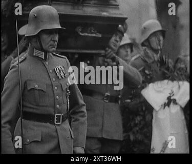 Soldati tedeschi che trasportano la Coffin di Manfred Albrecht Freiherr von Richthofen, alias Asso aereo tedesco, al suo funerale, 1925. Originariamente sepolto in Francia dove fu ucciso in azione nel 1918, il corpo di von Richthofen fu trasferito in Germania nel 1925 e resepolto nel cimitero Invalidenfriedhof di Berlino. Da "Time to Remember - Fast and far in the Twenties", 1927 (Reel 2 - record B); uno sguardo all'ossessione per la velocità e il viaggio alla fine degli anni '1920 Foto Stock