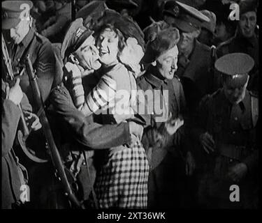 Scena dal cortometraggio Silent Feature Film "Poppies of Flanders". Un gruppo di attori maschili che ritraggono soldati in congedo, uno che viene accolto da un attore donna, 1920 anni "In congedo, i chums dicono "Au revoir" alla stazione di Londra, ognuno sul suo percorso". Il dramma britannico Poppies of Flanders (1927) è stato diretto da Arthur Maude e interpretato da Jameson Thomas, Eve Gray, Gibb McLaughlin e Henry Vibart. Da Time to Remember - Came the Dawn, 1925 (Reel 2); dai un'occhiata all'industria cinematografica britannica degli anni '1920 - clip di grandi film muti e notiziari. Foto Stock