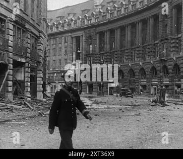 Air RAID Warden in Bombed Out Streets, 1940. La Gran Bretagna durante la seconda guerra mondiale: Il Blitz. Ogni notte, a qualsiasi ora, estate 1940. Fuoco e fiamme, morte e distruzione... ogni mattina dopo a Londra... hanno chiuso Regent Street e Piccadilly questa mattina - bomba inesplosa. Ma si dice che sia stata fatta uscire bene. Presto sarà reso innocuo, ma hanno ragione a tenere chiuse le strade". Da Time to Remember - Standing Alone, 1940 (Reel 4); film documentario sugli eventi dei mesi successivi del 1940. Foto Stock