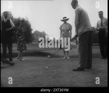 Men and Women at the Golf Links with One Man Lining Up His Shot, 1939. Da "Time to Remember - The Reluctant Warriors", 1939 ( Reel 2); documentario sugli eventi del 1939 - i preparativi per la guerra e poi scoppiano le ostilità. Foto Stock