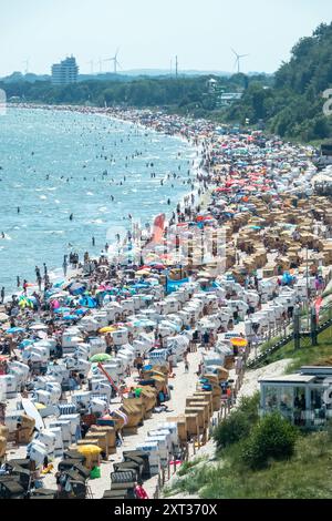 Voller Sommerstrand in Scharbeutz Das Bild zeigt einen vollen Strand in Scharbeutz an der heißen an einem sonnigen Ostseeküste Sommertag. Der Strand ist dicht besetzt mit Strandkörben, bunten Sonnenschirmen und zahlreichen Badegästen, die das warme Wetter genießen. Im Wasser tummeln sich Menschen, die schwimmen oder einfach im seichten Wasser stehen. An vielen Orten in Deutschland könnte es heute der bislang heißeste Tag des Jahres werden. Scharbeutz Schleswig-Holstein Deutschland *** Spiaggia estiva completa a Scharbeutz l'immagine mostra una spiaggia piena a Scharbeutz, sulla costa del Mar Baltico, su un caldo Foto Stock