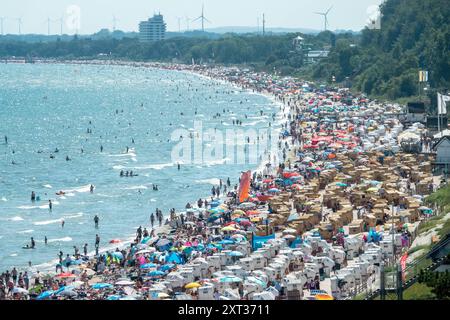Voller Sommerstrand in Scharbeutz Das Bild zeigt einen vollen Strand in Scharbeutz an der heißen an einem sonnigen Ostseeküste Sommertag. Der Strand ist dicht besetzt mit Strandkörben, bunten Sonnenschirmen und zahlreichen Badegästen, die das warme Wetter genießen. Im Wasser tummeln sich Menschen, die schwimmen oder einfach im seichten Wasser stehen. An vielen Orten in Deutschland könnte es heute der bislang heißeste Tag des Jahres werden. Scharbeutz Schleswig-Holstein Deutschland *** Spiaggia estiva completa a Scharbeutz l'immagine mostra una spiaggia piena a Scharbeutz, sulla costa del Mar Baltico, su un caldo Foto Stock