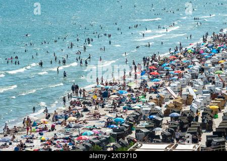 Voller Sommerstrand in Scharbeutz Das Bild zeigt einen vollen Strand in Scharbeutz an der heißen an einem sonnigen Ostseeküste Sommertag. Der Strand ist dicht besetzt mit Strandkörben, bunten Sonnenschirmen und zahlreichen Badegästen, die das warme Wetter genießen. Im Wasser tummeln sich Menschen, die schwimmen oder einfach im seichten Wasser stehen. An vielen Orten in Deutschland könnte es heute der bislang heißeste Tag des Jahres werden. Scharbeutz Schleswig-Holstein Deutschland *** Spiaggia estiva completa a Scharbeutz l'immagine mostra una spiaggia piena a Scharbeutz, sulla costa del Mar Baltico, su un caldo Foto Stock