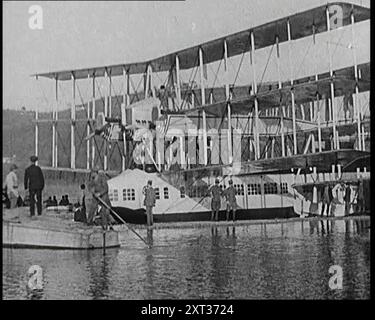 Un gruppo di passeggeri a bordo del Caproni Flying Boat, 1920 Il Caproni CA60 Transaereo era un aereo di linea triplano progettato per trasportare 100 passeggeri dall'Italia a New York ma non ebbe successo, precipitando nel suo secondo volo di prova sul Lago maggiore. Da "Time to Remember - Fast and far in the Twenties", 1927 (Reel 2 - record A); uno sguardo all'ossessione per la velocità e il viaggio alla fine degli anni '1920 Foto Stock