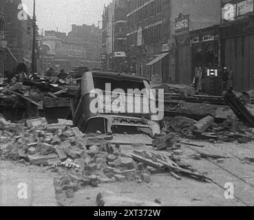 Un autobus in un cratere bomba, 1940. La Gran Bretagna durante la seconda guerra mondiale: Il Blitz. Ogni notte, a qualsiasi ora, estate 1940. Fuoco e fiamme, morte e distruzione... qualsiasi mattina dopo a Londra... o è Coventry, Bristol, Portsmouth? Liverpool, Belfast, Birmingham? Plymouth o Glasgow?...quale disfamiliarità si può trovare nel vostro viaggio troppo familiare. Buchi dove non c'erano buchi ieri, nessuna casa dove erano le case di ieri. Rete elettrica rotta che spruzza acqua, acque reflue, gas o fuoco. Sotto i propri piedi il crogiolo di vetro frantumato, come camminare su una spiaggia di ciottoli. Non mi stupisce che non sia riuscito a prendere il numero 15 stamattina. Foto Stock