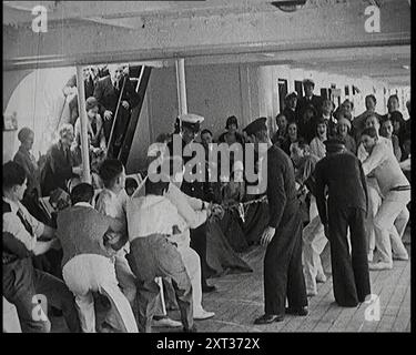 Passeggeri su una nave da guerra con un concorso Tug-of-War, anni '1920 Da "Time to Remember - Fast and far in the Twenties", 1927 (Reel 3); uno sguardo all'ossessione per la velocità e il viaggio alla fine degli anni '1920 Foto Stock