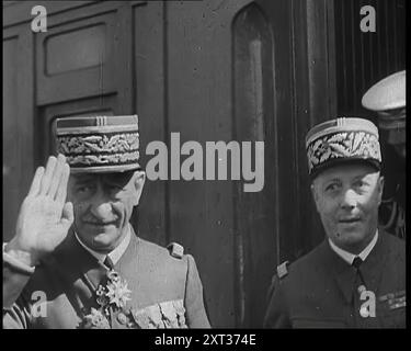 Maurice Gamelin e altri due ufficiali militari francesi maschi che scendono da un treno, 1939. Da "Time to Remember - The Reluctant Warriors", 1939 ( Reel 2); documentario sugli eventi del 1939 - i preparativi per la guerra e poi scoppiano le ostilità. Foto Stock