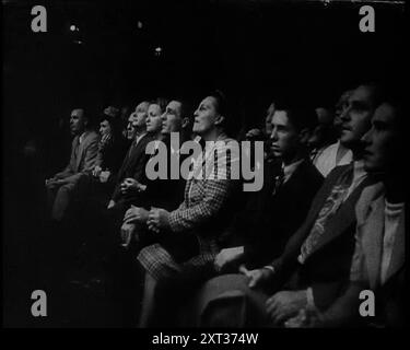 Spettatori che guardano una partita di Wrestling, anni '1930 Da "Time to Remember - Some People in the Thirties", anni '1930 (Reel 3); film documentario sugli anni '1930, incentrato su personaggi famosi dell'epoca. Foto Stock