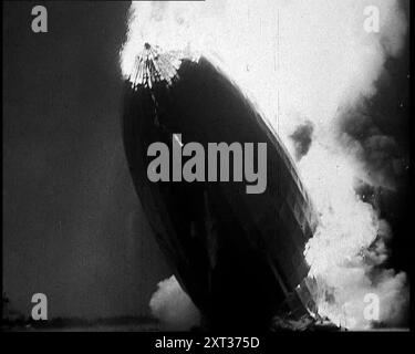 Il dirigibile tedesco, l'Hindenburg, la sua metà posteriore distrutta e oscurata dal fumo con il naso e il corpo in fiamme e schiantata al suolo presso il Landing Site di Lakehurst, New Jersey, USA, 1937. Il '...più grande e impressionante di tutti i modelli più leggeri dell'aereo. A causa dell'atteggiamento generale di Hitler, gli Stati Uniti si erano rifiutati di vendere l'elio tedesco per la loro nave. Ha dovuto fare con migliaia di piedi cubi di idrogeno infiammabile. Il luogo è Lakehurst, New Jersey, dove l'Hindenburg arriva dopo il suo volo Atlantico. Oltre i campi, naviga per tre ore, mentre invano Foto Stock