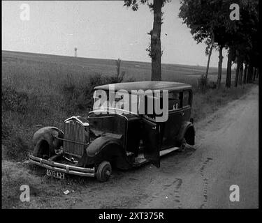 L'auto si è schiantata sul lato della strada nella terza Repubblica francese, nel 1940. Seconda guerra mondiale. Da "Time to Remember - Run Rabbit Run", 1940 ( Reel 1); film documentario sugli eventi dei primi mesi del 1940. Foto Stock