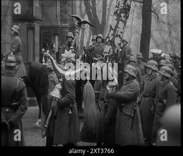 Soldati tedeschi a cavallo di cavalli durante il funerale di Stato di Manfred Albrecht Freiherr von Richthofen, noto anche come German Air Ace, 1925. Originariamente sepolto in Francia dove fu ucciso in azione nel 1918, il corpo di von Richthofen fu trasferito in Germania nel 1925 e resepolto nel cimitero Invalidenfriedhof di Berlino. Da "Time to Remember - Fast and far in the Twenties", 1927 (Reel 2 - record B); uno sguardo all'ossessione per la velocità e il viaggio alla fine degli anni '1920 Foto Stock