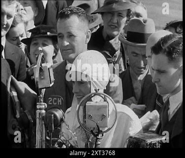 Jean Batten che tiene un discorso, anni '1930 Da "Time to Remember - Some People in the Thirties", anni '1930 (Reel 2); film documentario sugli anni '1930, incentrato su personaggi famosi dell'epoca. Foto Stock