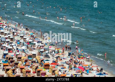 Voller Sommerstrand in Scharbeutz Das Bild zeigt einen vollen Strand in Scharbeutz an der heißen an einem sonnigen Ostseeküste Sommertag. Der Strand ist dicht besetzt mit Strandkörben, bunten Sonnenschirmen und zahlreichen Badegästen, die das warme Wetter genießen. Im Wasser tummeln sich Menschen, die schwimmen oder einfach im seichten Wasser stehen. An vielen Orten in Deutschland könnte es heute der bislang heißeste Tag des Jahres werden. Scharbeutz Schleswig-Holstein Deutschland *** Spiaggia estiva completa a Scharbeutz l'immagine mostra una spiaggia piena a Scharbeutz, sulla costa del Mar Baltico, su un caldo Foto Stock