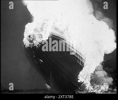 Il dirigibile tedesco, l'Hindenburg, la sua metà posteriore distrutta e oscurata dal fumo con il naso e il corpo in fiamme e schiantata al suolo presso il Landing Site di Lakehurst, New Jersey, USA, 1937. Il '...più grande e impressionante di tutti i modelli più leggeri dell'aereo. A causa dell'atteggiamento generale di Hitler, gli Stati Uniti si erano rifiutati di vendere l'elio tedesco per la loro nave. Ha dovuto fare con migliaia di piedi cubi di idrogeno infiammabile. Il luogo è Lakehurst, New Jersey, dove l'Hindenburg arriva dopo il suo volo Atlantico. Oltre i campi, naviga per tre ore, mentre invano Foto Stock