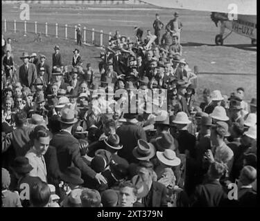 Jean Batten camminando tra una folla, 1930 anni Da "Time to Remember - Some People in the Thirties", anni '1930 (Reel 2); film documentario sugli anni '1930, incentrato su personaggi famosi dell'epoca. Foto Stock